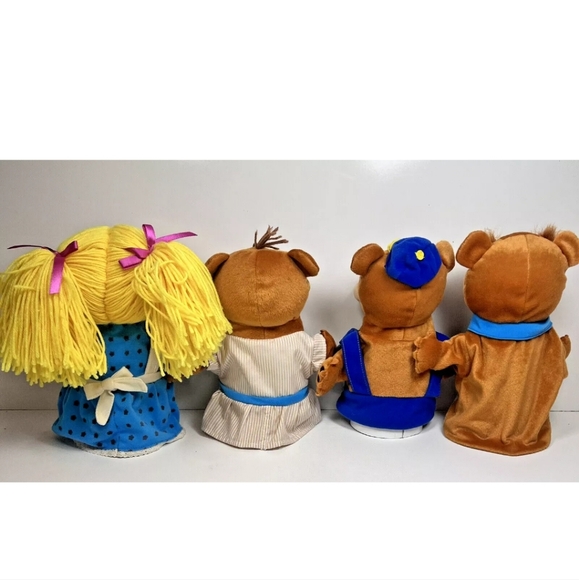 Lakeshore Goldilocks and the 3 bears puppets - Picture 3 of 9